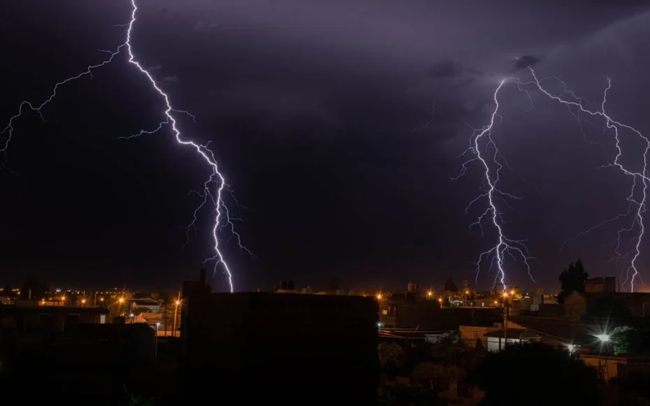 gotas de chuva eletricamente carregadas corroem metal