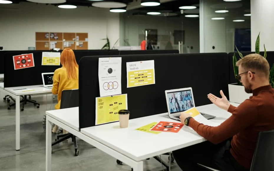 IA reduz vagas de entrada, aponta estudo de Stanford
