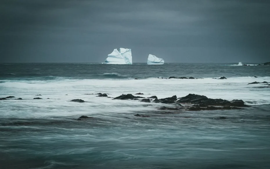Iceberg colossal Antártida ecossistema marinho fundo do mar descoberta