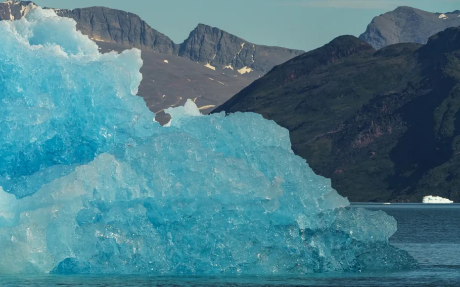 iceberg gigante se desprende da Groenlândia