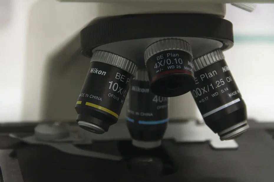 Microscopia quântica quadruplica resolução de microscópios