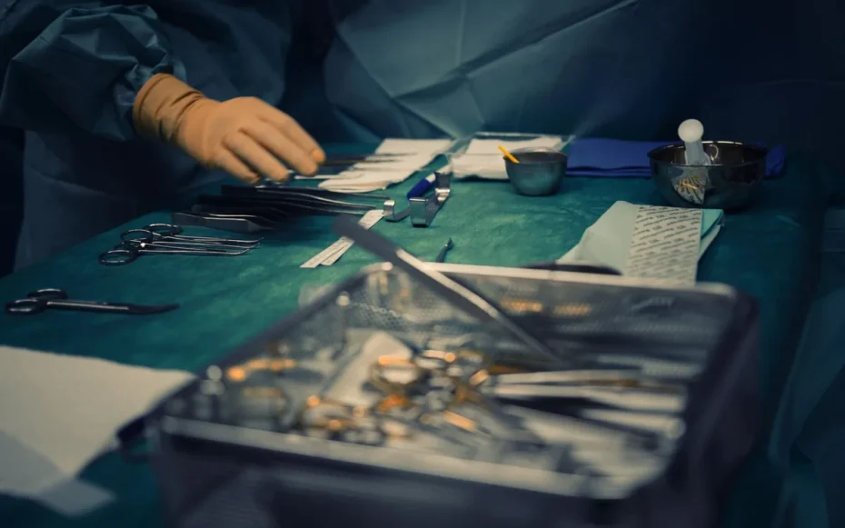 Robô chinês faz cirurgia de próstata a 3 mil km de distância em Goiás