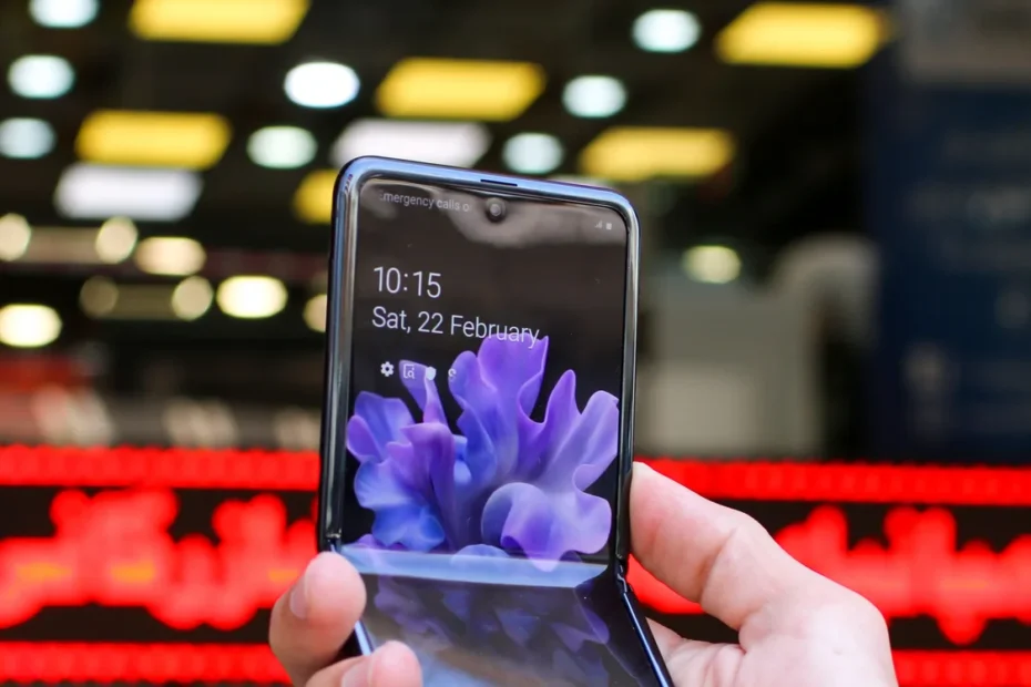 Samsung Z Fold 8 pocket lint